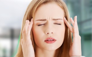 Тошнит, болит голова и рвота — это повышенное или пониженное давление, каковы причины и что делать