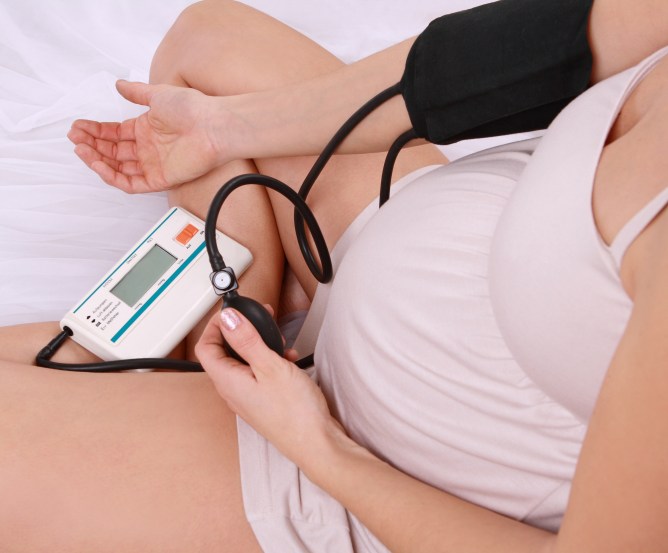 беременная измеряет давление