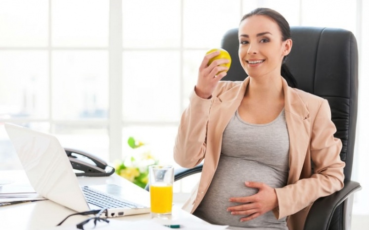 беременная женщина в офисе