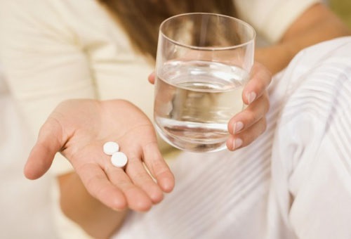 аспирин и стакан воды