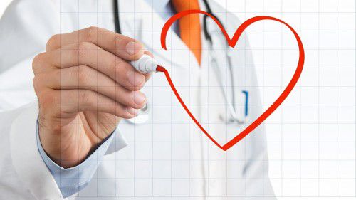 врач рисует сердце