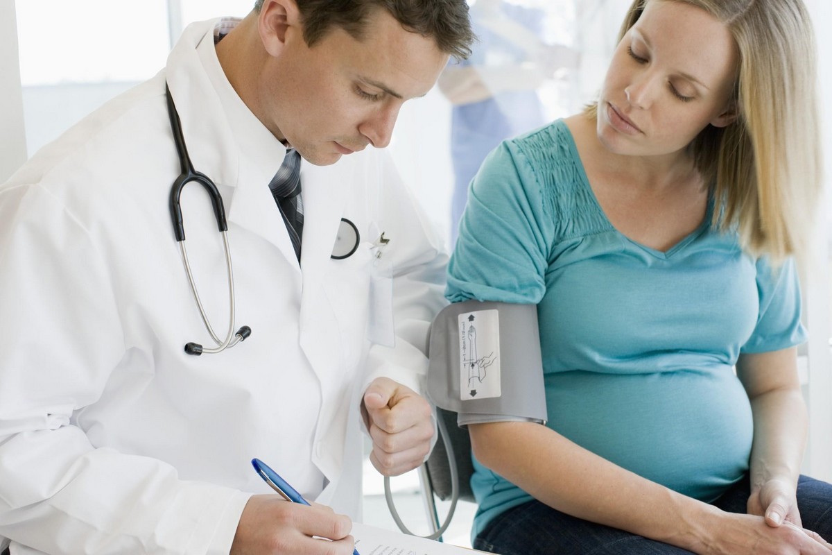 врач измеряет беременной давление