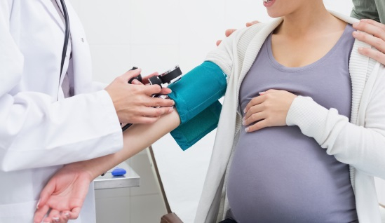доктор измеряет давление беременной